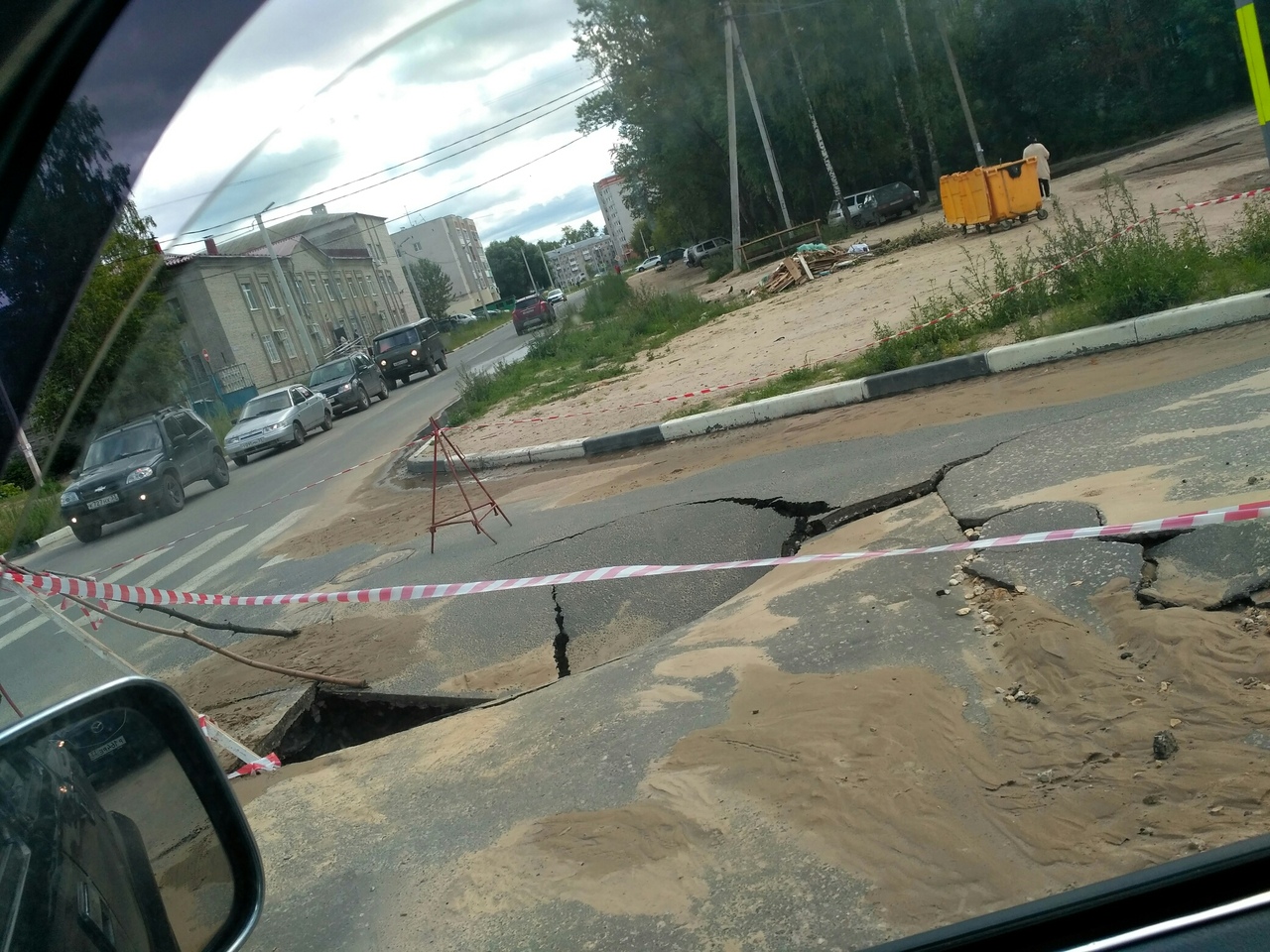 Гусь хрустальный дороги. Гусь Хрустальный дорога. Прорывы труб на дорогах. Гусь на проезжей части. Провалился в текстуры.